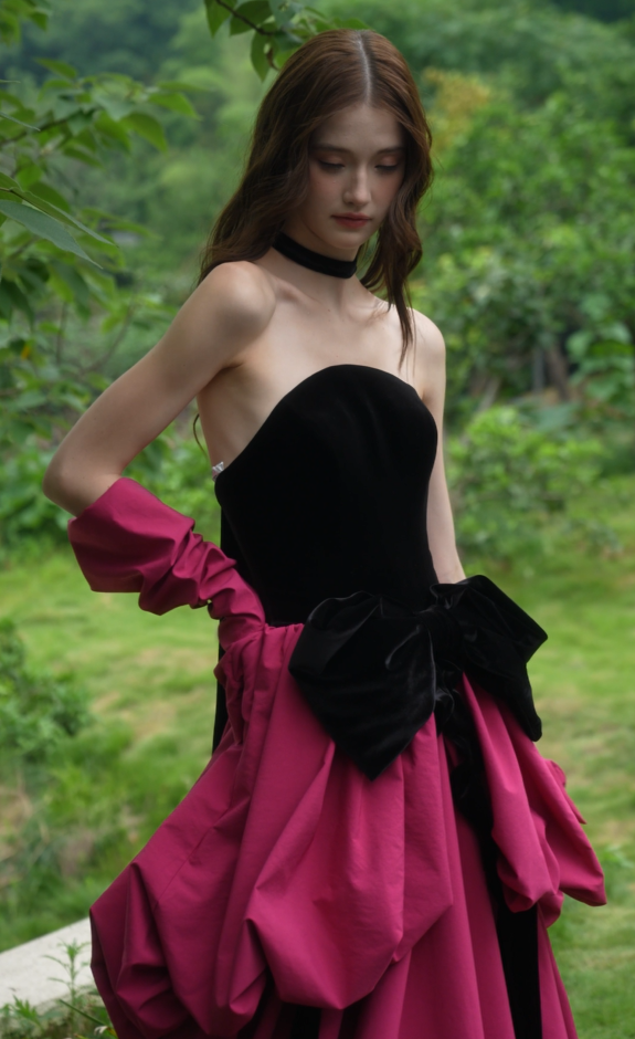 Strapless neckline and sculptural waist design