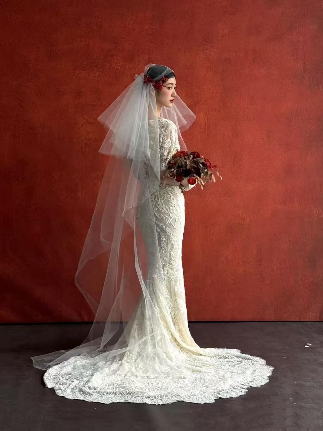Short sleeve vintage lace mermaid wedding dress with fitted silhouette and elegant ivory bridal train