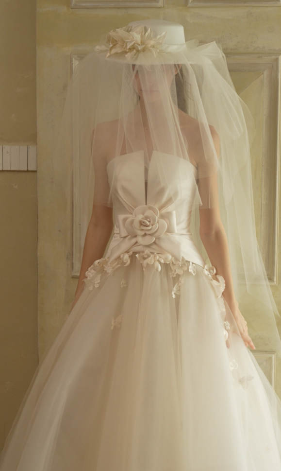 Strapless satin wedding dress with three-dimensional floral waist appliqué