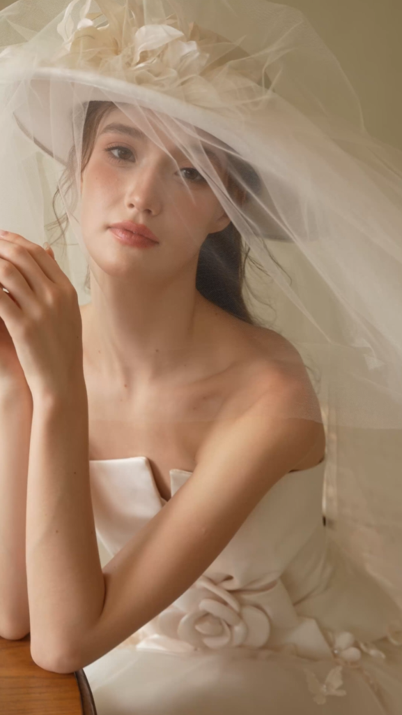 Romantic top hat with veil